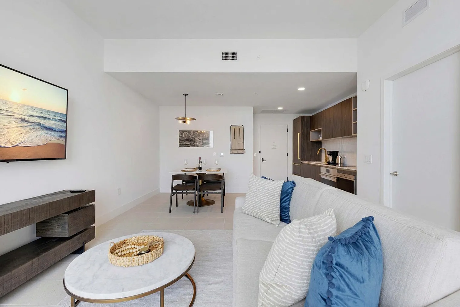 1 bed, 1.0 bath, 645 sqft, $3,733 — Photo 3