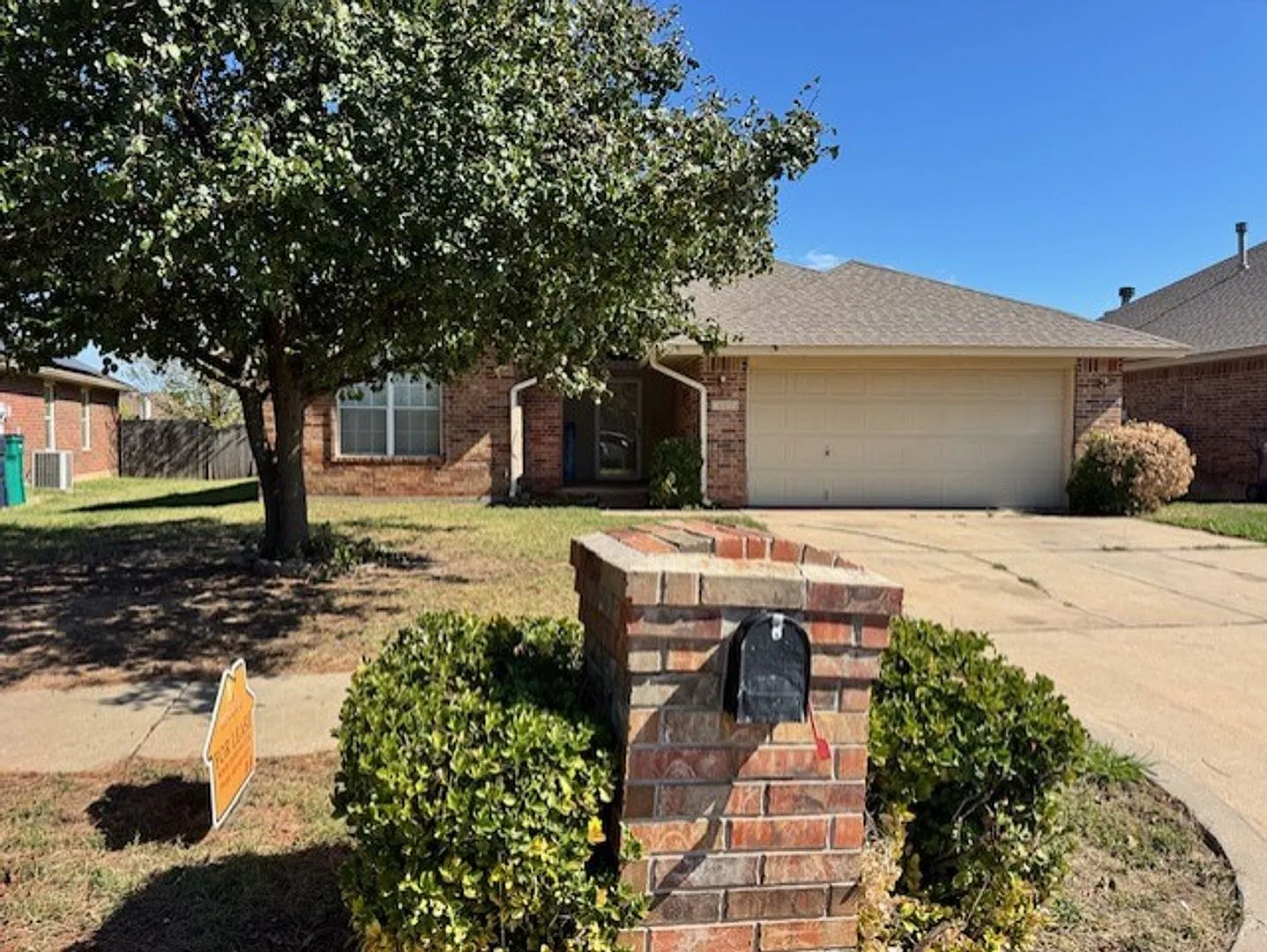 New flooring and paint! Cute 3 bed, 2 baths with a 2 car garage home for rent, community pool! Ne... — Photo 2