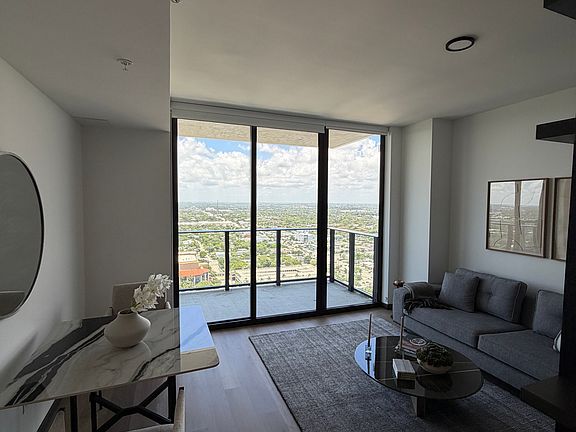 4th image of 523 SW 5th Ave #S