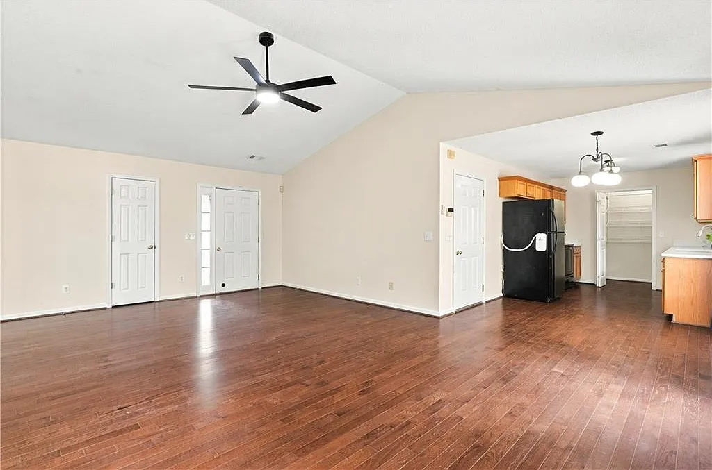 3 bed, 2.0 bath, 1243 sqft, $2,100 — Photo 3