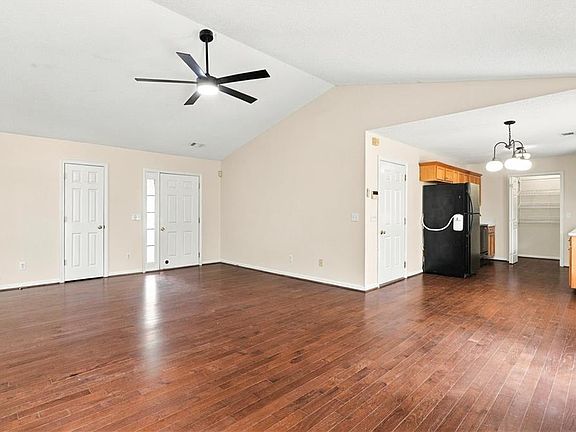 3rd image of 28 Autumn Ridge Dr