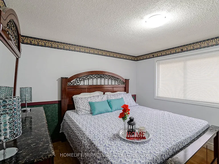 30 Hoskins Sq — Photo 18