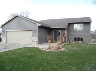 516 Sunset Cir, Lennox, SD 57039