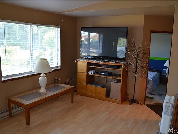 4th image of 680 Lakeshore Dr