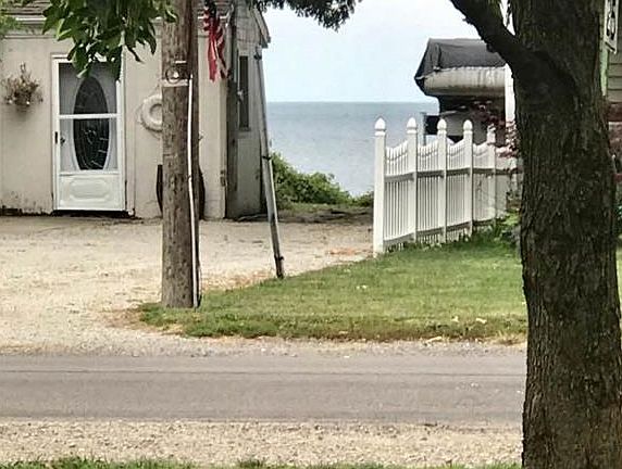 3rd image of 3707 Edgewater Dr