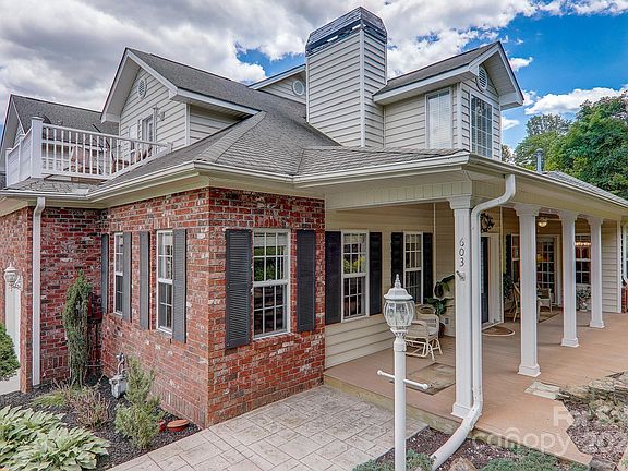 4th image of 603 Carriage Commons Dr