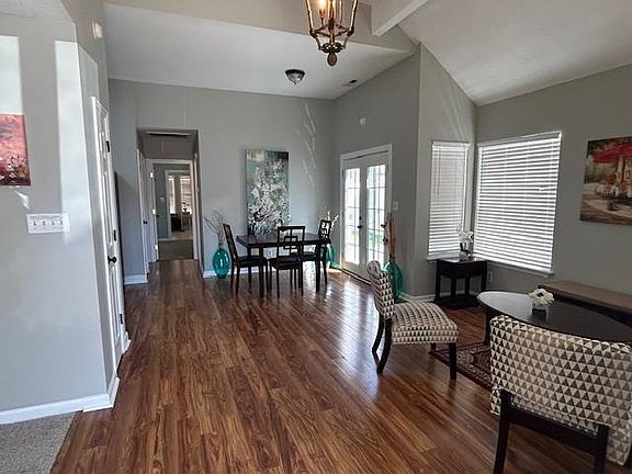 5th image of 910 Emanon St.