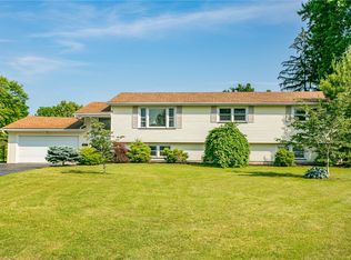 26 Cristine Cir, Penfield, NY 14526