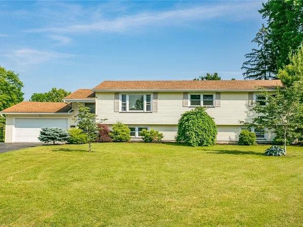 26 Cristine Cir, Penfield, NY 14526