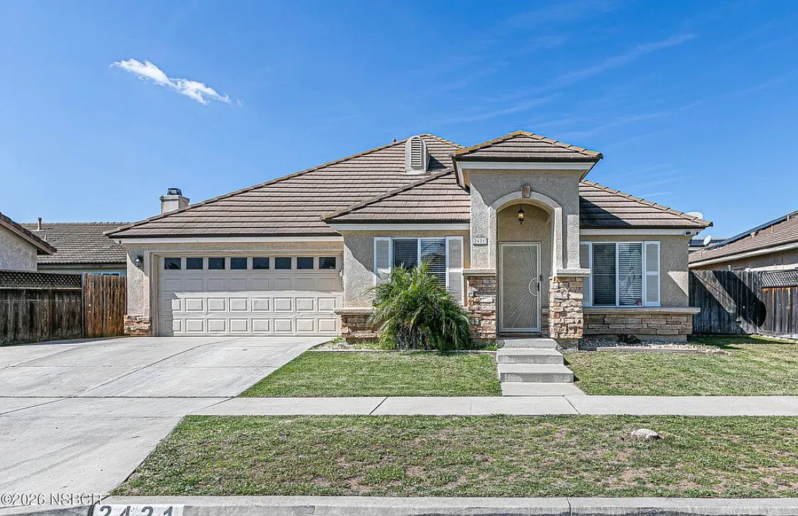 5 bed, 2212 sqft, $5,200 — Photo 1