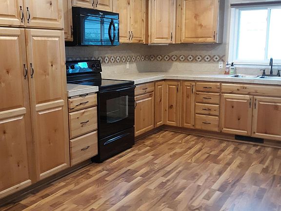 3rd image of 1109 Okoboji Ave