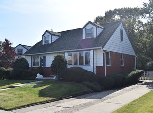 951 Lorraine Dr, Franklin Square, NY 11010