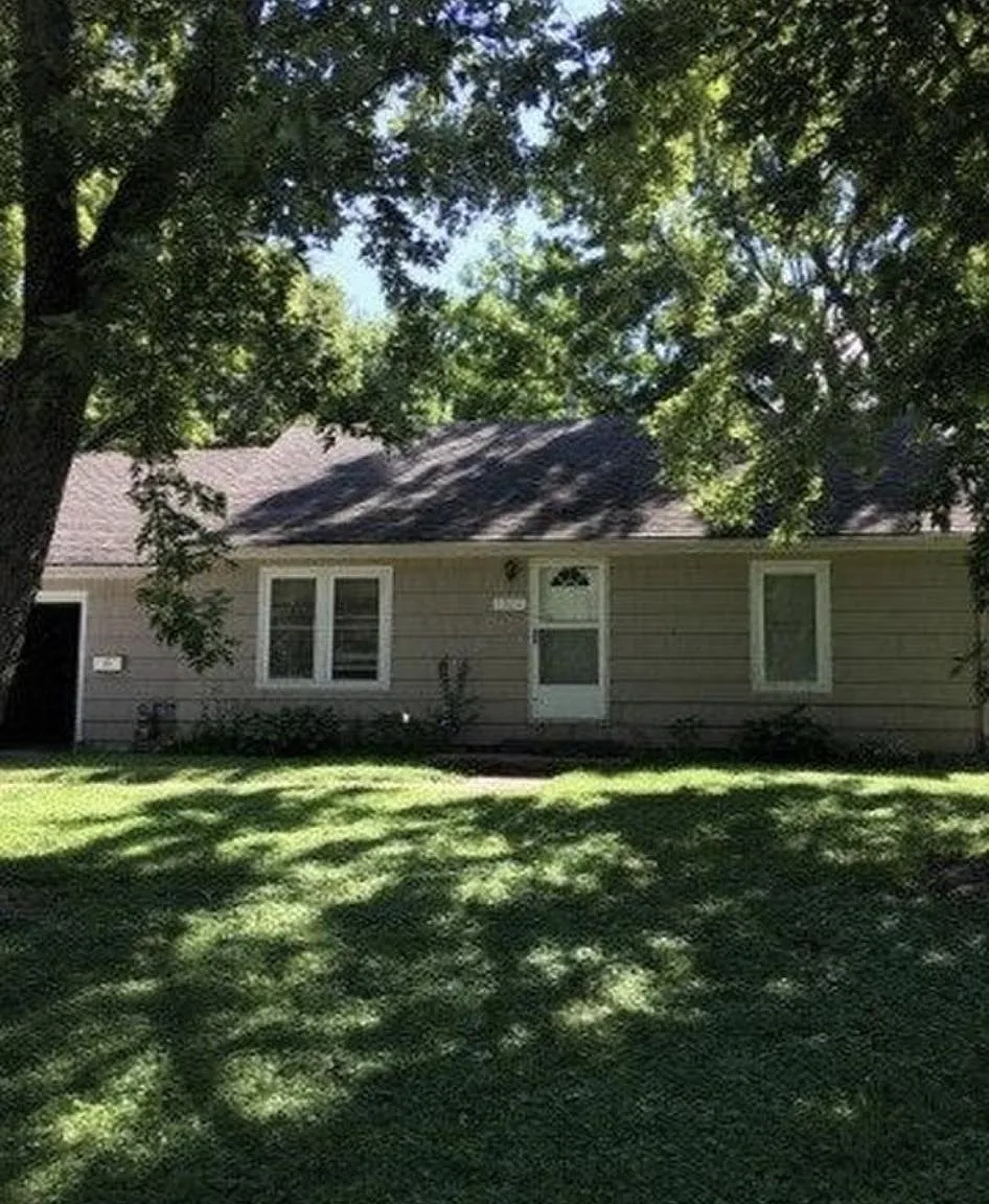 10611 Corrington Ave — Photo 1