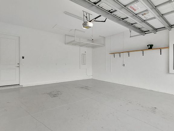 4th image of 15684 Goldfinch Cir