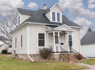 106 N Main St, Newhall, IA 52315