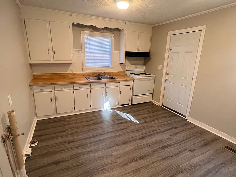 301 Potomac Ave — Photo 3