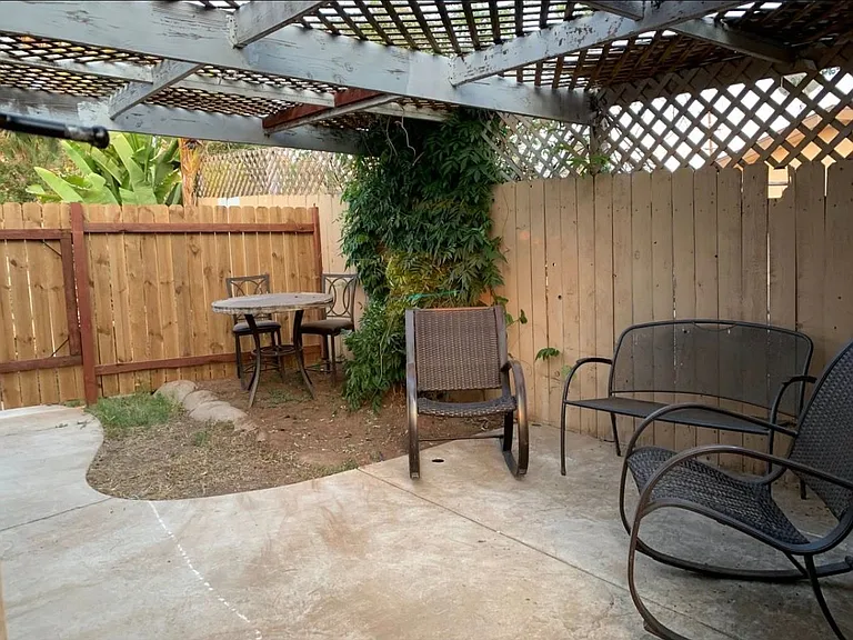 1626 York Dr — Photo 2