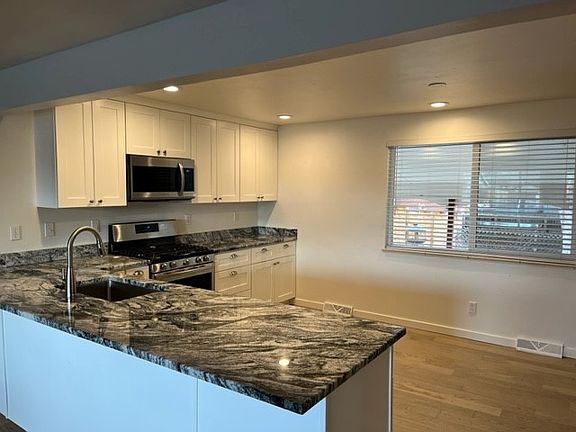 5th image of 6048 Balsam St