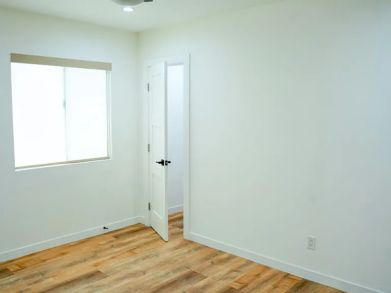 629 W Hillsdale St — Photo 28
