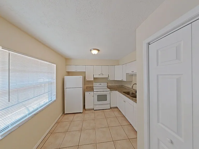 921 E Poinsettia Ave — Photo 3