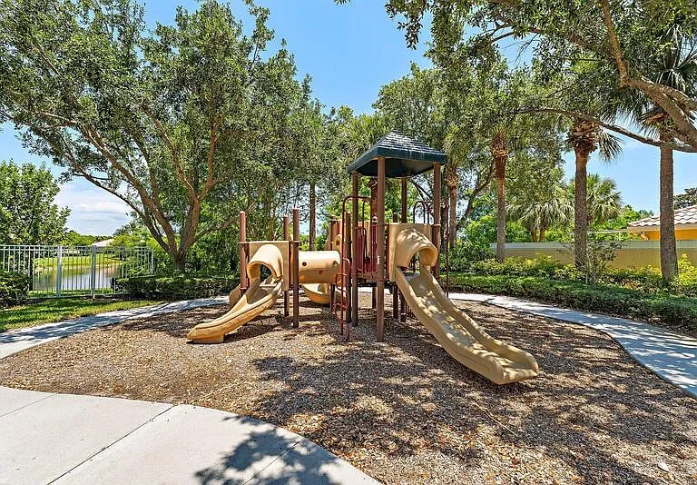 4526 Illicium Dr — Photo 45