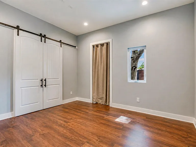 2109 W 12th St — Photo 14