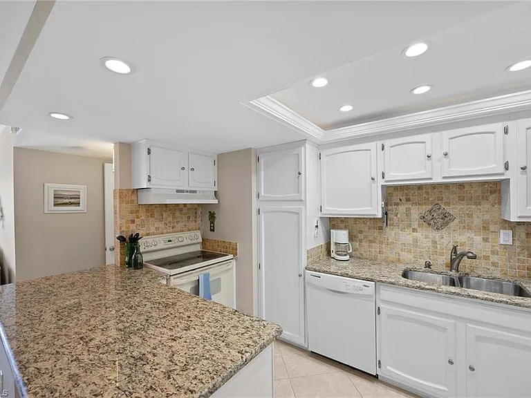 3443 Gulf Shore Blvd N #707 — Photo 12