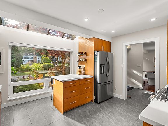 4th image of 894 Eden Cres