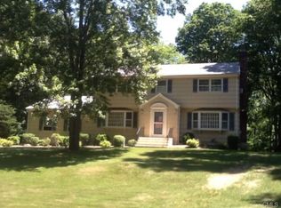 21 Fairway Ln, Trumbull, CT 06611