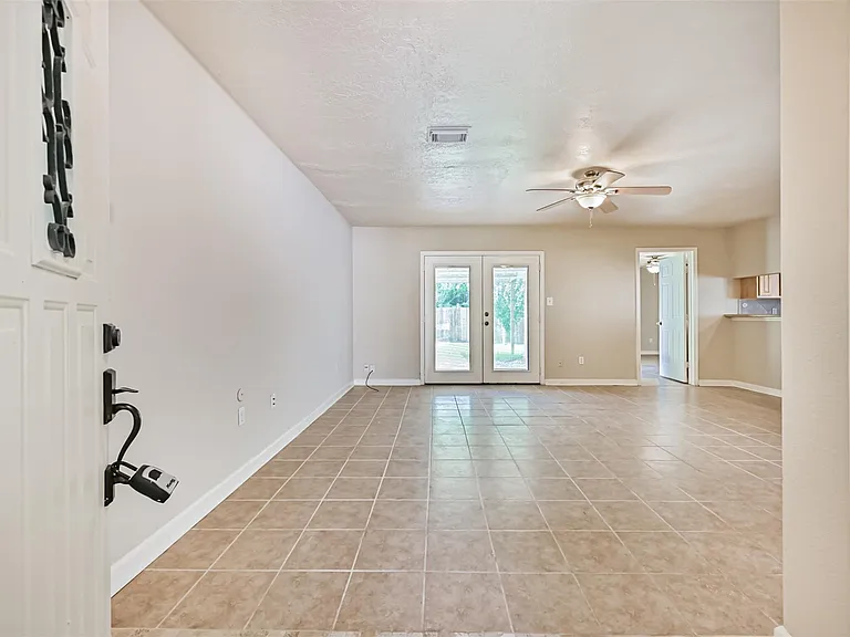 1113 N Heron Dr — Photo 4