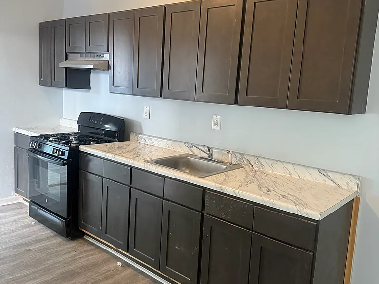 915 Grove St #3B — Photo 1