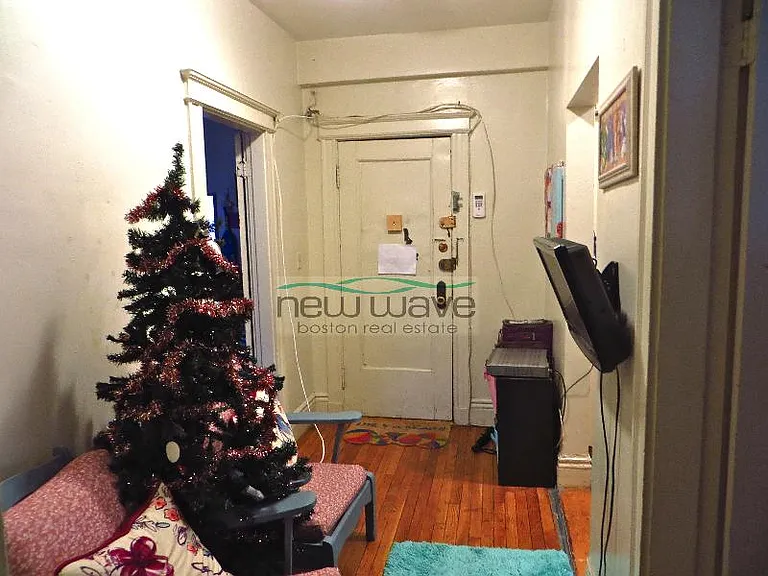 56 Queensberry St #1 — Photo 4