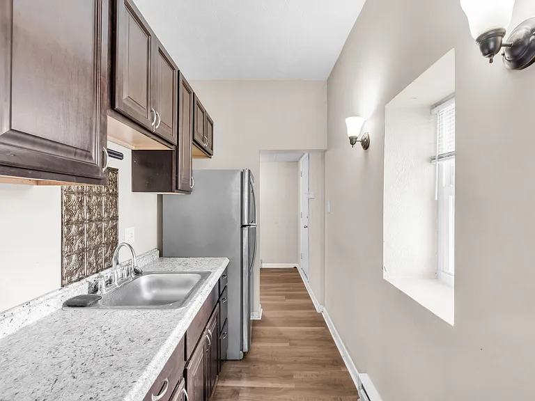 439 W Walnut St — Photo 17