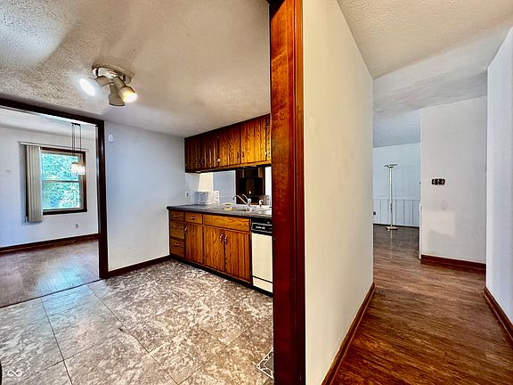 5th image of 4860 Woodcrest Dr
