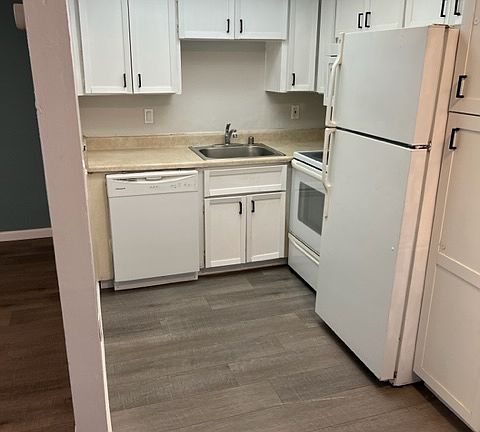 3rd image of 415 S Willard Ave