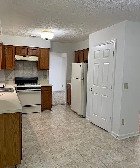 1050 Heatherwood Ct — Photo 6