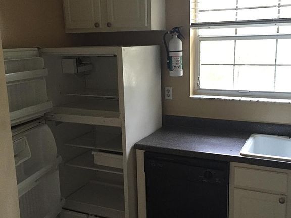 4th image of 2421 NW 96th Ter APT L