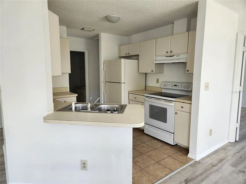 3 bed, 2.0 bath, 1065 sqft, $1,600 — Photo 4
