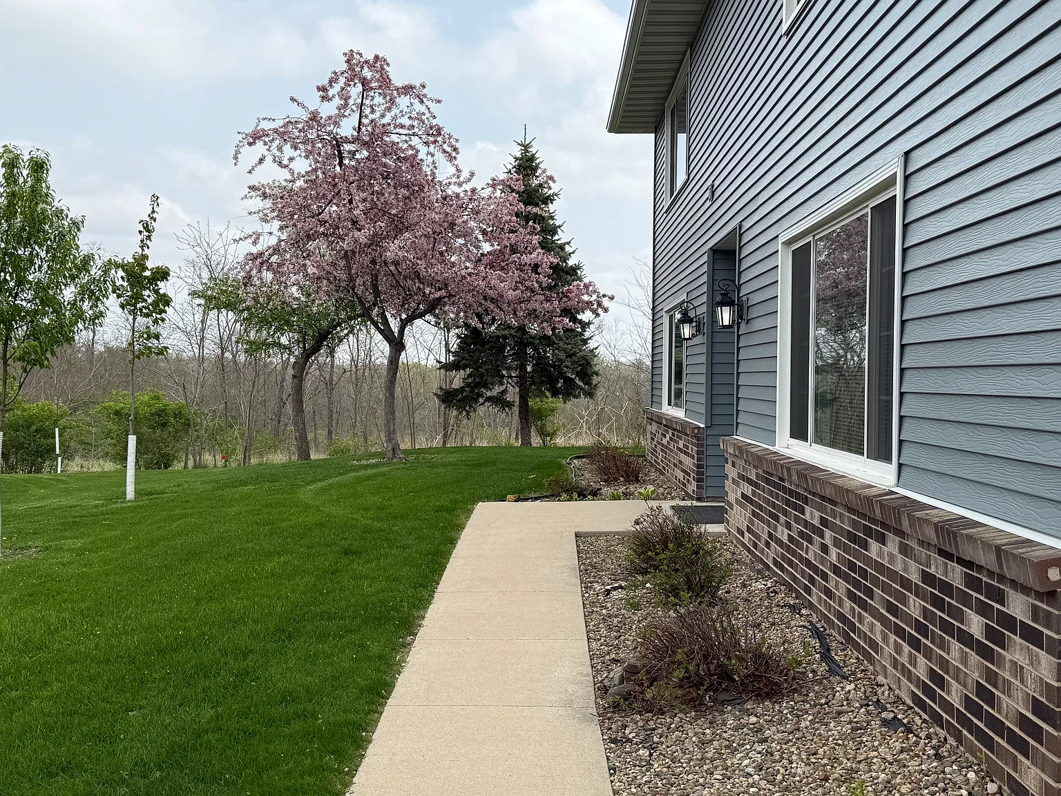 2 bed, 900 sqft, $950 — Photo 1