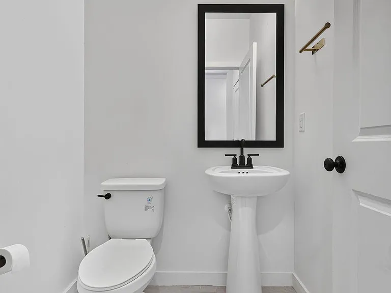 608 NE Waters Edge Ln — Photo 17