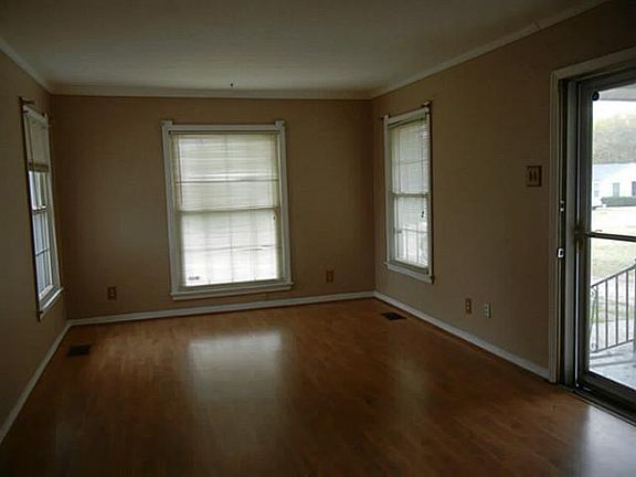 2nd image of 321 Edgehill Blvd