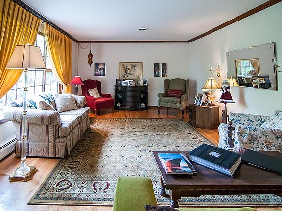 3rd image of 83 Clairmont Dr