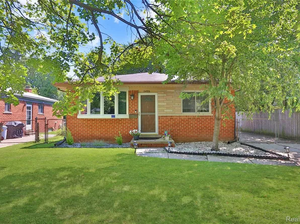 24916 Labadie St, Saint Clair Shores, MI 48080