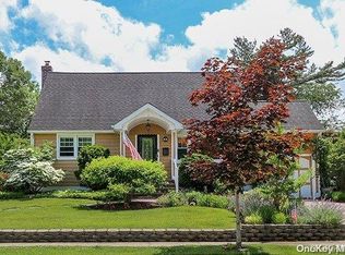 101 Briarcliff Dr, East Norwich, NY 11732