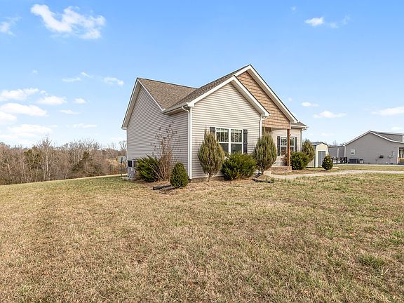 3rd image of 819 Hooper Rd