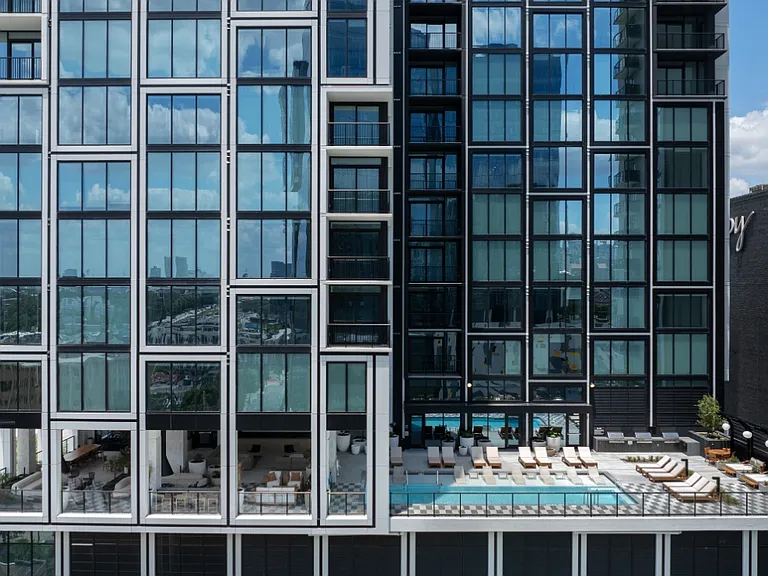 Emmi Midtown — Photo 67