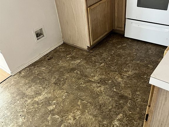5th image of 916 Fairbanks Cir