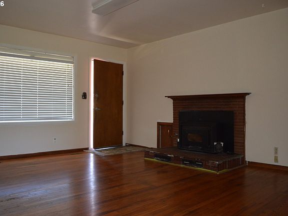 5th image of 641 SE 148th Ave