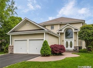 3 Redan Dr, Smithtown, NY 11787