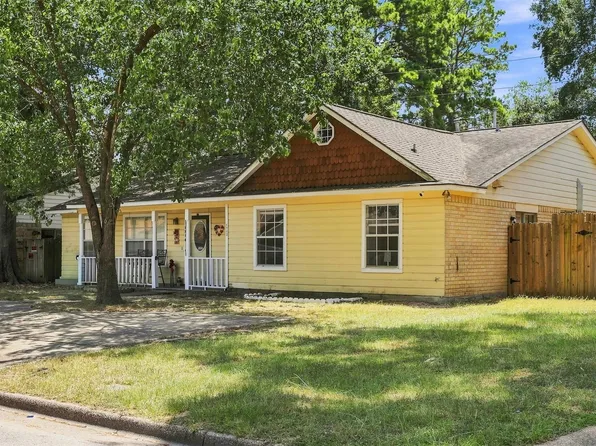 1712 Hazelwood St, Conroe, TX 77301